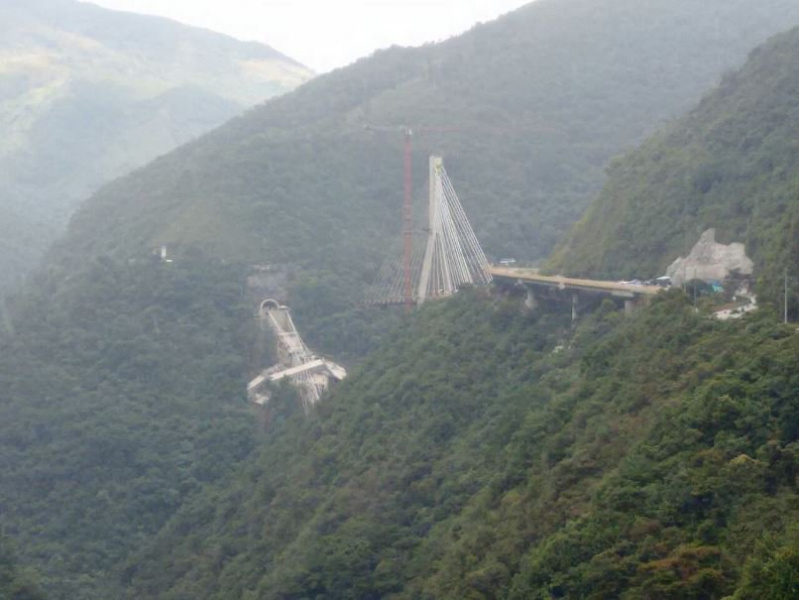 У Колумбії обвалився міст, 10 людей загинули